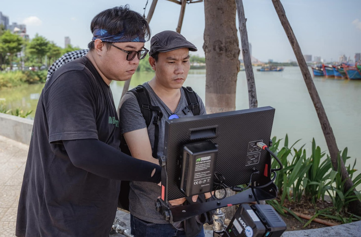 Ông Nguyễn Minh Triết (phải) trong vai trò đạo diễn sản xuất - Ảnh: N.V.