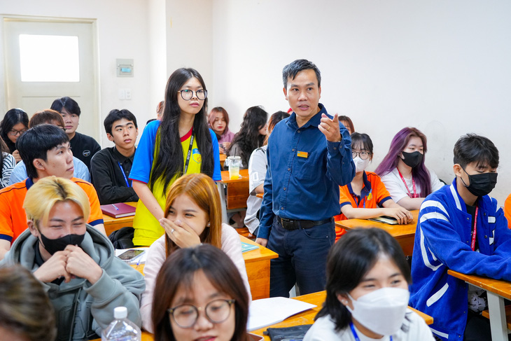 Ông Nguyễn Minh Triết trong vai trò giảng viên tại Trường đại học Công nghệ TP.HCM - Ảnh: P.N.
