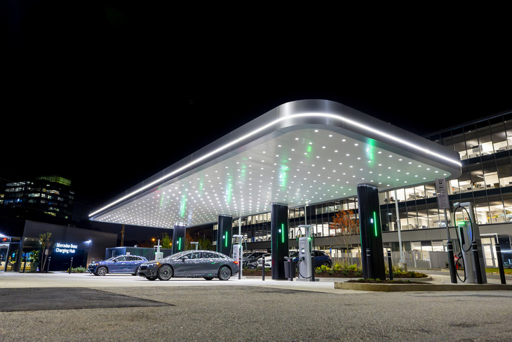 Trạm sạc của Mercedes-Benz trung hòa về carbon nghĩa là điện được sử dụng để chiếu sáng hay sạc lại xe đều là nguồn điện xanh - Ảnh: Mercedes-Benz
