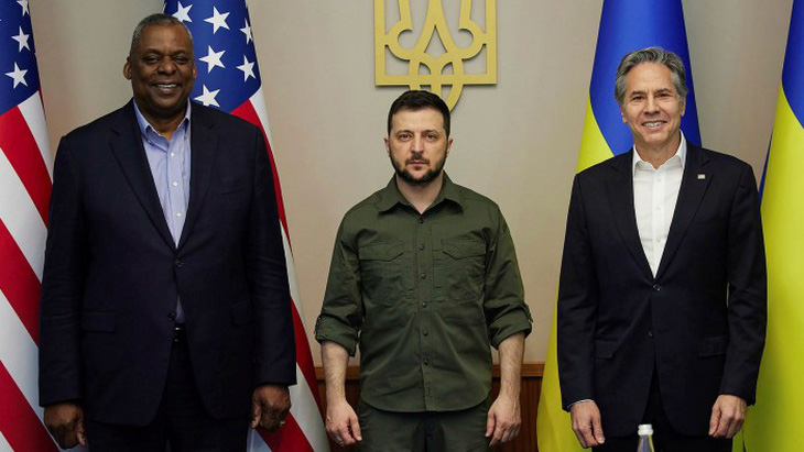 Bộ trưởng Quốc phòng Mỹ Lloyd Austin (bìa trái) và Ngoại trưởng Mỹ Antony Blinken (bìa phải) chụp ảnh cùng Tổng thống Ukraine Volodymyr Zelensky trong chuyến thăm Ukraine hồi tháng 4-2022 - Ảnh: REUTERS