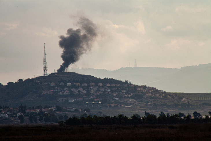 Khói bốc lên từ khu vực đồn quân sự của Israel ven biên giới Lebanon sau khi bị nhóm vũ trang Hezbollah tấn công hôm 17-11 - Ảnh: AFP