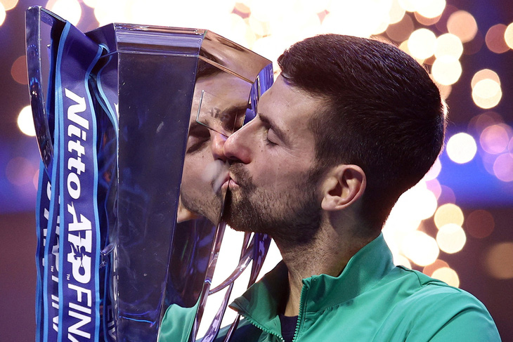 Novak Djokovic với danh hiệu ATP Finals 2023 - Ảnh: REUTERS
