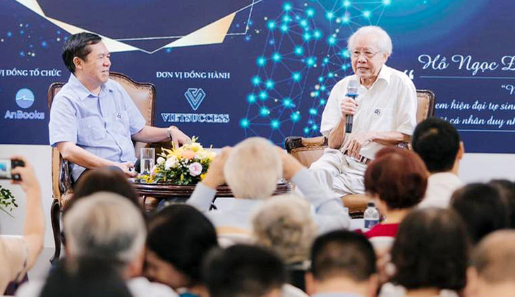 Giáo sư Hồ Ngọc Đại (phải) tại lễ ra mắt sách Giáo dục hiện đại, tháng 9-2023  - Ảnh: P.T.
