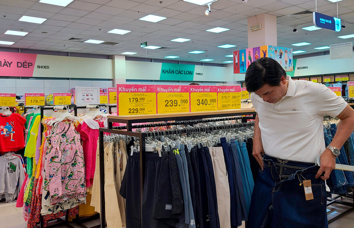 Người dân mua sắm các sản phẩm thời trang đang được giảm sâu tại siêu thị Co.opmart Quang Trung (quận Gò Vấp) tối 19-11 - Ảnh: NHẬT XUÂN