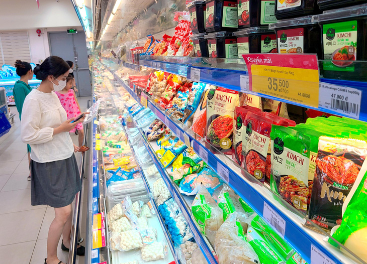 Nhiều loại thực phẩm cũng được giảm giá mạnh trong giai đoạn cuối năm tại các siêu thị của Saigon Co.op - Ảnh: NHẬT XUÂN