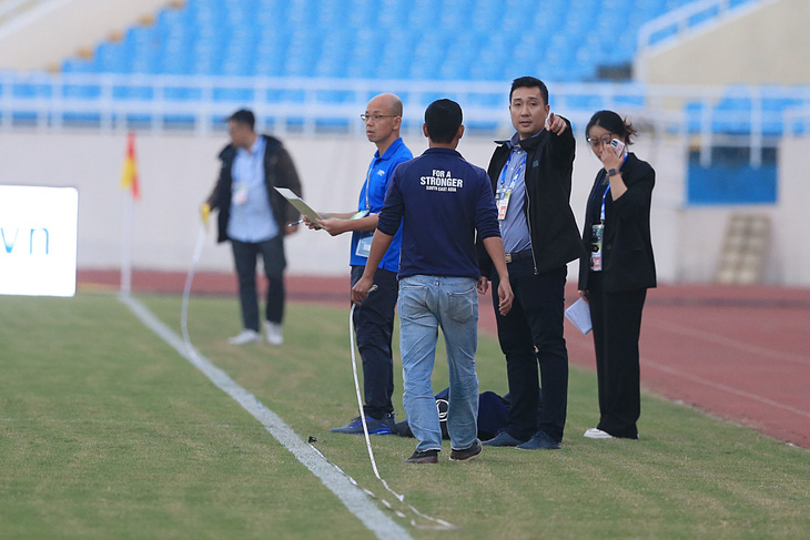 Chuyên gia AFC (áo xanh) cùng các nhân viên VFF kiểm tra các điều kiện tổ chức thi đấu của sân Mỹ Đình một ngày trước trận Việt Nam - Iraq, vòng loại thứ 2 World Cup 2026 khu vực châu Á - Ảnh: HOÀNG TÙNG