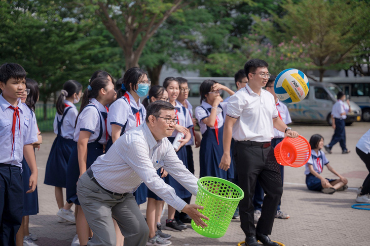 Thầy Nguyễn Khánh Hòa Phong trong hoạt động đón bóng từ học sinh trong trò chơi thầy trò hợp sức - Ảnh: MỸ DUNG