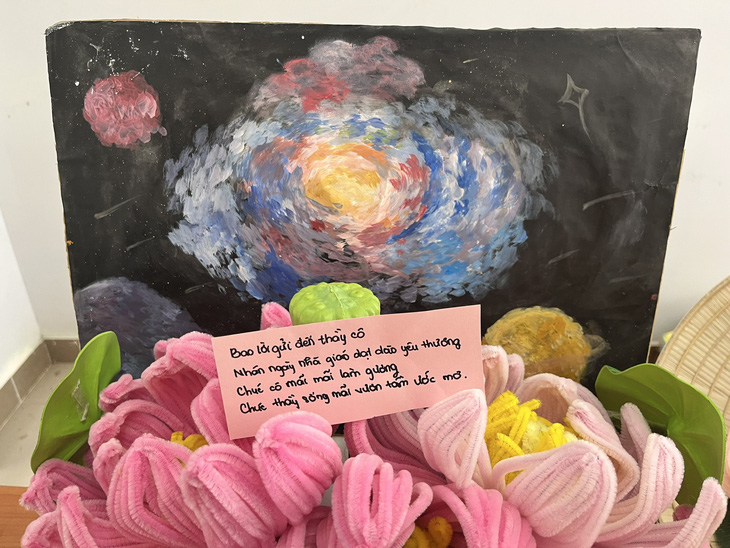 Một bức tranh, những đóa hoa và những câu thơ mộc mạc được một học sinh Trường THPT chuyên Trần Đại Nghĩa tự tay làm để gửi đến thầy cô trong dịp 20-11 này - Ảnh: MỸ DUNG