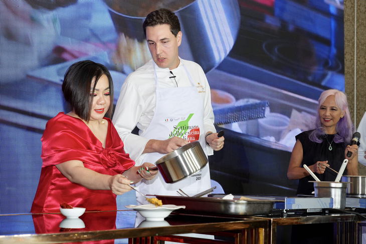 Bà Trang Lê, sáng lập và CEO của Multimedia, chủ tịch Vietnam International Fashion Week, đang thực hiện món pasta Fregula nấu cùng xốt hải sản và tôm đỏ. Fregula là loại pasta có hình dạng nhỏ như những viên bi, xuất xứ từ đảo Sardinia tại Địa Trung Hải - Ảnh: HỮU HẠNH