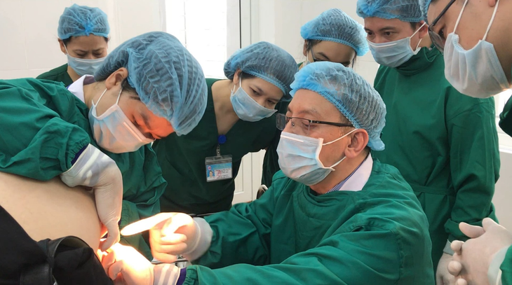 Ở Việt Nam, trung bình cứ 2 người sẽ có 1 người mắc bệnh trĩ. Nhờ áp dụng phương pháp điều trị bệnh trĩ không phẫu thuật, nhiều bệnh nhân thoát nỗi ám ảnh của bệnh này - Ảnh: Viện Y dược học dân tộc TP.HCM cung cấp 