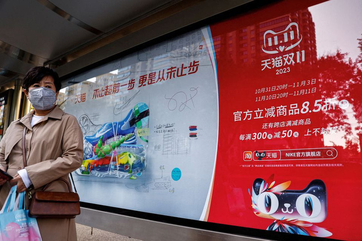 Quảng cáo quảng bá cho lễ hội mua sắm Ngày Độc thân 2023 của Alibaba tại một trạm xe buýt ở Bắc Kinh. Ảnh: Reuters