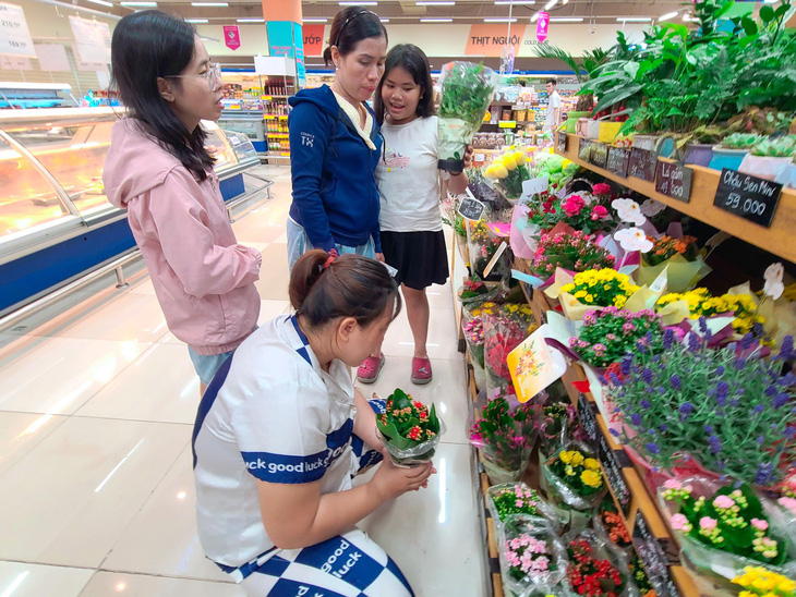 Quầy hoa tươi tại Co.op Mart Quang Trung (quận Gò Vấp) tối 19-10 - Ảnh: NHẬT XUÂN