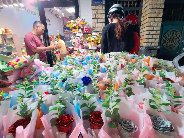 Các bó hoa mini từ 1-3 bông giá bình dân 30.000 - 50.000 đồng đắt hàng - Ảnh: NHẬT XUÂN
