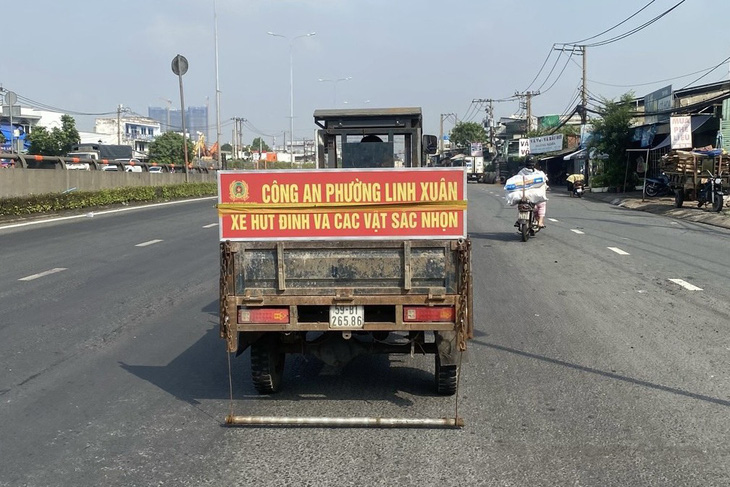 Phường Linh Xuân, TP Thủ Đức dùng xe hút đinh trên quốc lộ 1 - Ảnh: UBND phường Linh Xuân