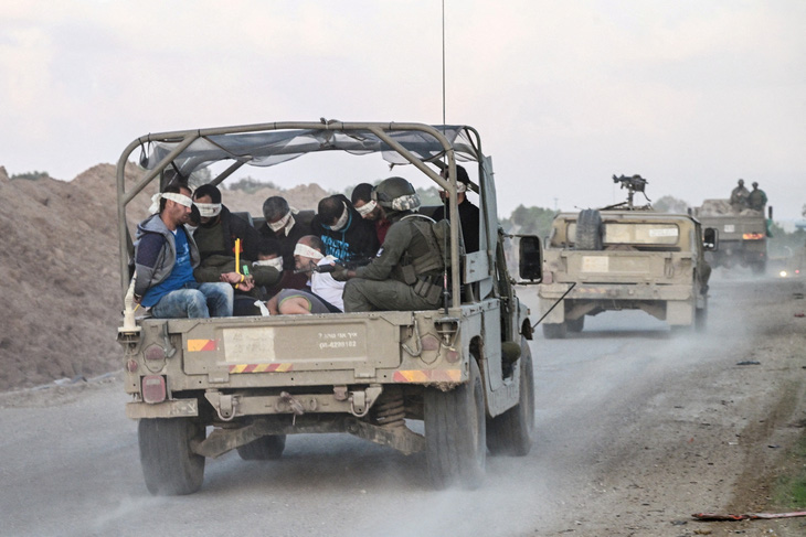 Xe của quân đội Israel chở những người Palestine bị bắt giữ từ Dải Gaza gần biên giới ở phía nam Israel, ngày 20-11 - Ảnh: REUTERS