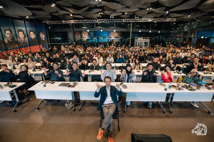 Đạo diễn Trần Anh Hùng và các học viên trong hội thảo bàn luận về điện ảnh tại liên hoan phim Kim Mã 2023 - Ảnh: BTC