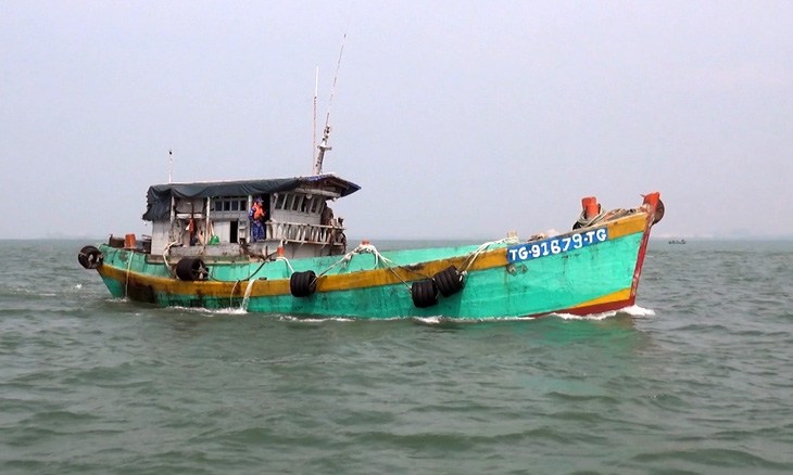 Tàu cá của ông Ngô Minh Trung buôn lậu xăng dầu trên biển lúc bị bắt - Ảnh: Đ.H.
