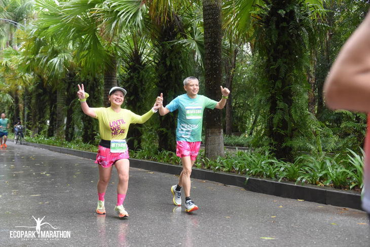 Người già tham gia chạy bộ tại Ecopark