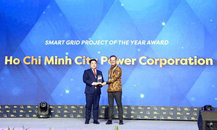 Phó tổng giám đốc Tổng công ty Điện lực TP.HCM Luân Quốc Hưng nhận giải thưởng - Ảnh: EVNHCMC
