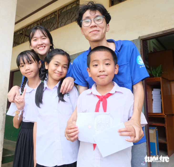 Kim Thái tham gia hoạt động tình nguyện tại Lào - Ảnh: HÀ THANH