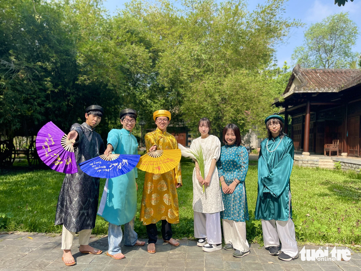 Sáu bạn học sinh lớp 11 Trường trung học Namiki trong trang phục áo dài - Ảnh: THÁI THÁI