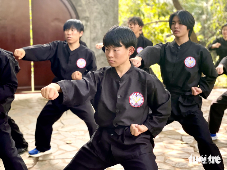 Các nam sinh mặc đồ võ, tập một vài đòn, thế, bài quyền của võ cổ truyền Việt Nam - Ảnh: THÁI THÁI