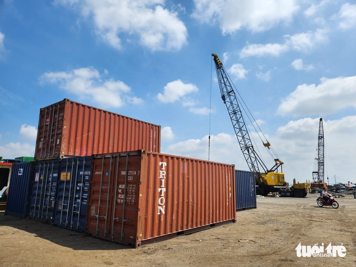 Một số container còn sót lại chưa kịp đưa lên tàu nhiều ngày qua tại cảng Mỹ Thới - Ảnh: BỬU ĐẤU