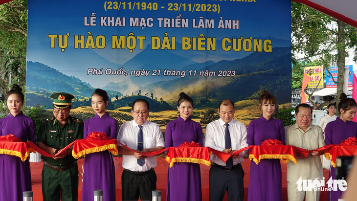 Lãnh đạo Ban Tuyên giáo Trung ương và lãnh đạo Tỉnh ủy Kiên Giang, cùng các đại biểu thực hiện nghi thức khai mạc triển lãm ảnh &quot;Tự hào một dải biên cương&quot; năm 2023 - Ảnh: CHÍ CÔNG