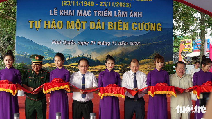 Lãnh đạo Ban Tuyên giáo Trung ương và lãnh đạo Tỉnh ủy Kiên Giang, cùng các đại biểu thực hiện nghi thức khai mạc triển lãm ảnh "Tự hào một dải biên cương" năm 2023 - Ảnh: CHÍ CÔNG