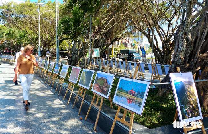 Khách quốc tế tham quan triển lãm ảnh ở công viên Bạch Đằng (TP Phú Quốc) - Ảnh: CHÍ CÔNG
