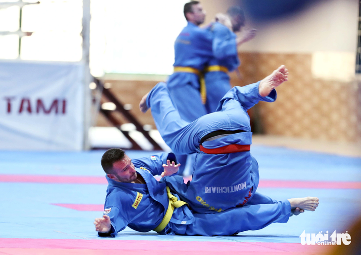 Hai VĐV Ý với bài biểu diễn đòn chân sở trường của Vovinam - Ảnh: N.K