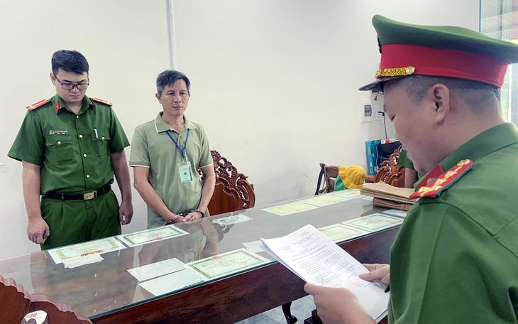 Công an tỉnh Bình Dương tống đạt quyết định khởi tố Lưu Hồng Sơn để điều tra hành vi buôn lậu - Ảnh: Công an cung cấp