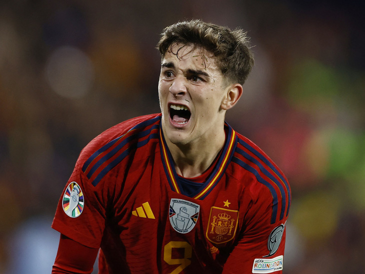 Gavi dính chấn thương nặng khi thi đấu cho tuyển Tây Ban Nha - Ảnh: REUTERS