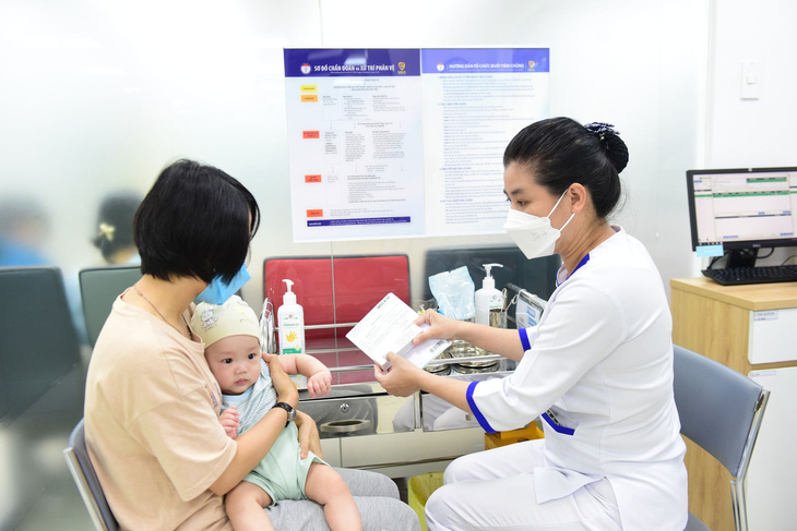 Trẻ chuẩn bị được tiêm vắc xin tại TP.HCM - Ảnh: DUYÊN PHAN