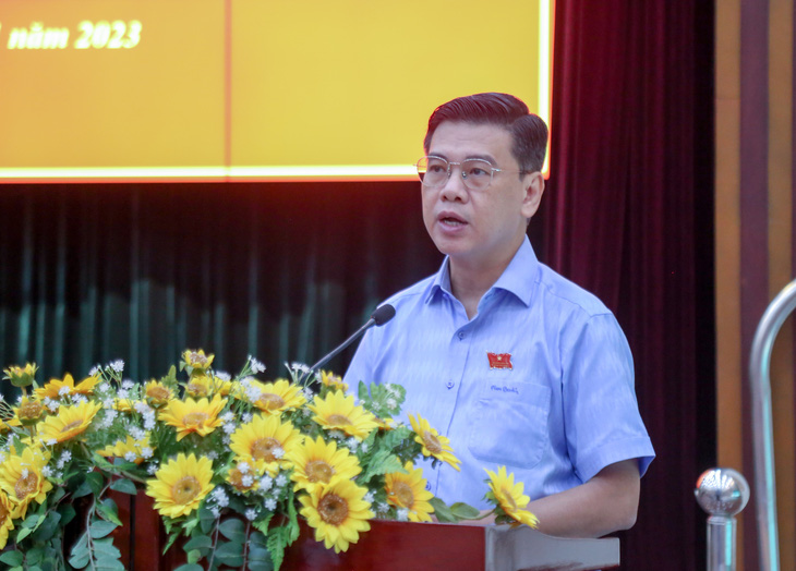 Đại biểu Nguyễn Văn Dũng - phó chủ tịch UBND TP.HCM - trả lời kiến nghị cử tri - Ảnh: THẢO LÊ 
