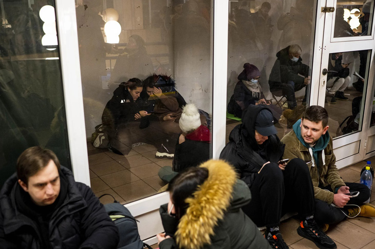 Người dân thủ đô Kiev trong hầm trú ẩn khi có thông báo không kích - Ảnh: NPR