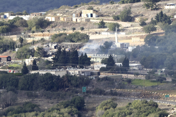 Khói bốc lên từ căn cứ quân sự Israel gần biên giới Lebanon, sau khi căn cứ bị tên lửa của Hezbollah đánh trúng ngày 20-11 - Ảnh: AFP