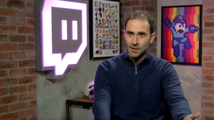 Tân CEO Công ty OpenAI Emmett Shear trả lời phỏng vấn khi còn làm tại nền tảng phát trực tuyến game Twitch - Ảnh: REUTERS