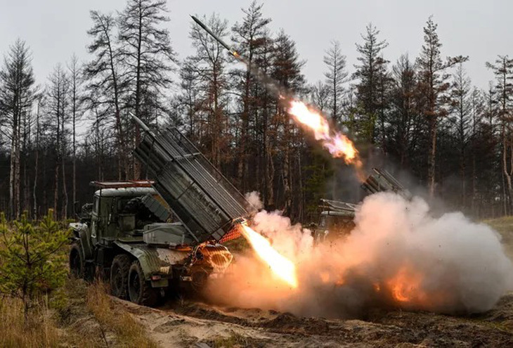 Hệ thống rocket tự hành Grad của Nga khai hỏa nhắm vào binh sĩ Ukraine - Ảnh: SPUTNIK