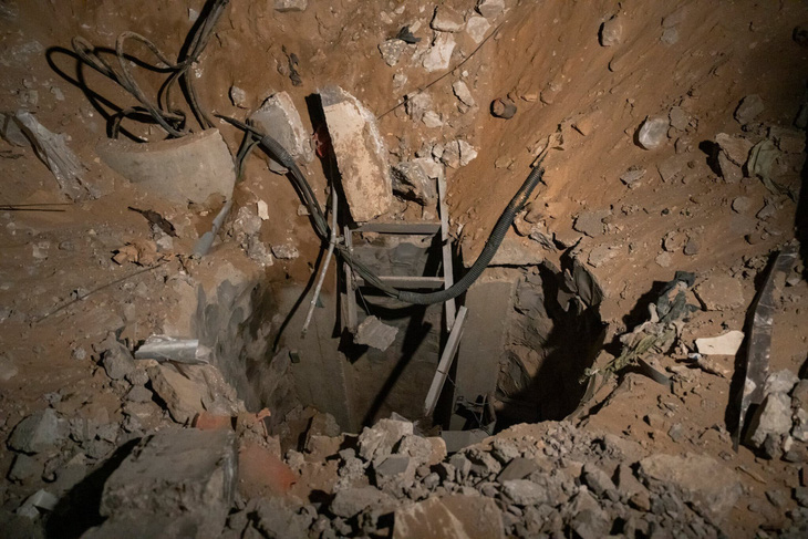 Miệng hầm được quân đội Israel tìm thấy bên trong Bệnh viện Al Shifa - Ảnh: NEW YORK TIMES