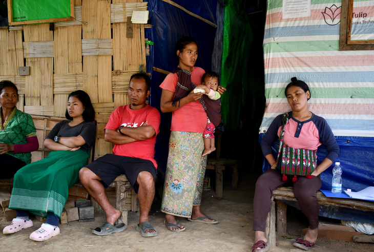 Người Myanmar chạy trốn chiến sự, ngồi trong trại tị nạn ở thị trấn biên giới Zokhawthar, huyện Champhai, thuộc bang Mizoram, phía đông bắc Ấn Độ, ngày 15-11 - Ảnh: REUTERS