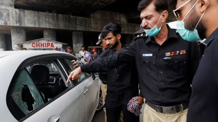 Cảnh sát Pakistan khám xét xe hơi thuộc sở hữu của một công dân Trung Quốc bị tấn công vào tháng 7-2021 - Ảnh: REUTERS