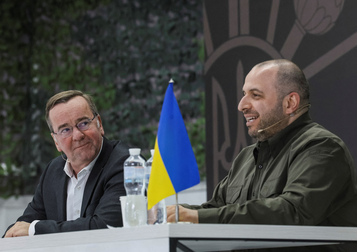 Bộ trưởng Quốc phòng Đức Boris Pistorius (trái) và Bộ trưởng Quốc phòng Ukraine Rustem Umerov tại cuộc họp báo chung ở Kiev (Ukraine) ngày 21-11 - Ảnh: REUTERS