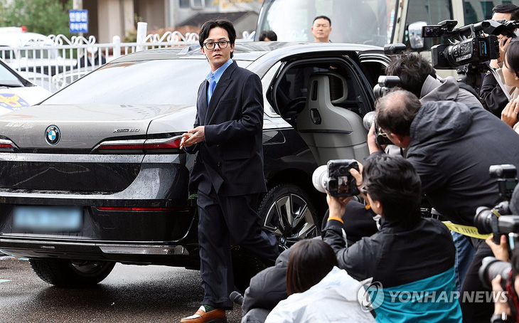G-Dragon xuất hiện tại sở cảnh sát để xét nghiệm ma túy - Ảnh: Yonhap News