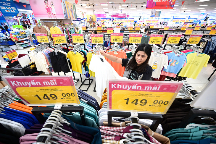 Giảm thuế sẽ kích thích tiêu dùng. Trong ảnh: người dân mua sắm tại siêu thị Co.opMart xa Lộ Hà Nội, TP Thủ Đức, TP.HCM - Ảnh: QUANG ĐỊNH