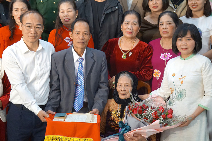  Bà Trần Thị Thức (ngồi) - vợ liệt sĩ Nguyễn Văn Lộc - trao tặng 8 bức thư, 2 cuốn nhật ký và di ảnh của chồng cho Bảo tàng Phụ nữ Việt Nam - Ảnh: T.ĐIỂU