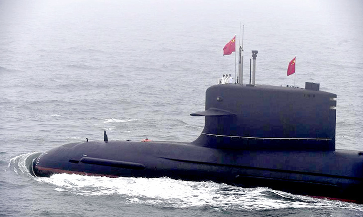 Một chiếc tàu ngầm Trung Quốc tham gia lễ duyệt binh kỷ niệm 70 năm thành lập hải quân nước này ngoài khơi thành phố Thanh Đảo, tỉnh Sơn Đông (Trung Quốc) vào ngày 23-4-2019 - Ảnh: TÂN HOA XÃ