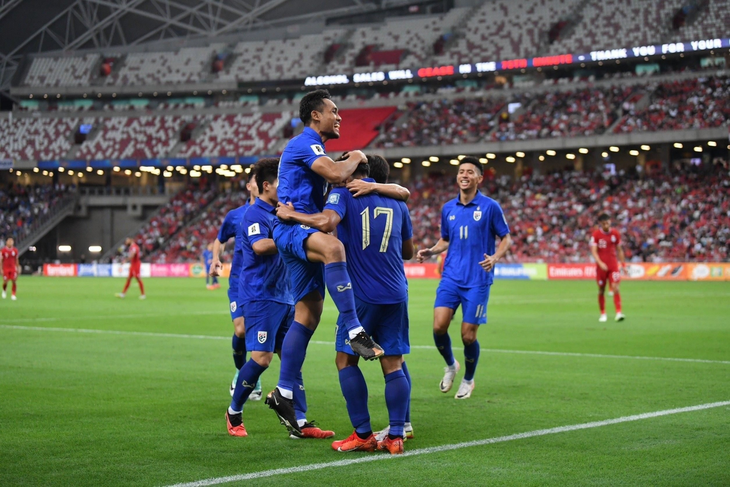 Các cầu thủ Thái Lan ăn mừng khi ghi bàn vào lưới Singapore - Ảnh: SIAMSPORT
