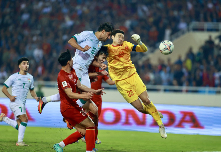 Ali Kadhim đánh đầu thủng lưới tuyển Việt Nam ở phút 90+7 - Ảnh: NGUYỄN KHÁNH