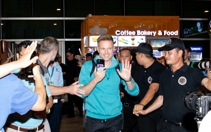 Thành viên Westlife ghi khoảnh khắc được fan Việt đón tại sân bay